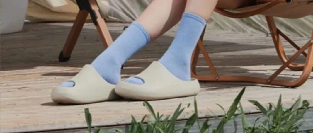 鞋靴类目top1，“踩屎感”拖鞋踩中出海爆款