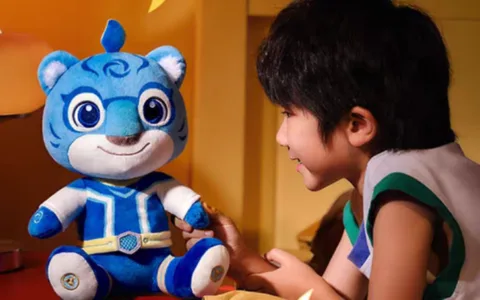 日均交互100次，儿童主动对话1小时，这款AI学伴玩具凭什么冲进行业前三？