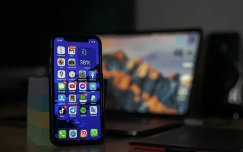 AI手机的终局，“读屏”还是“对话”？